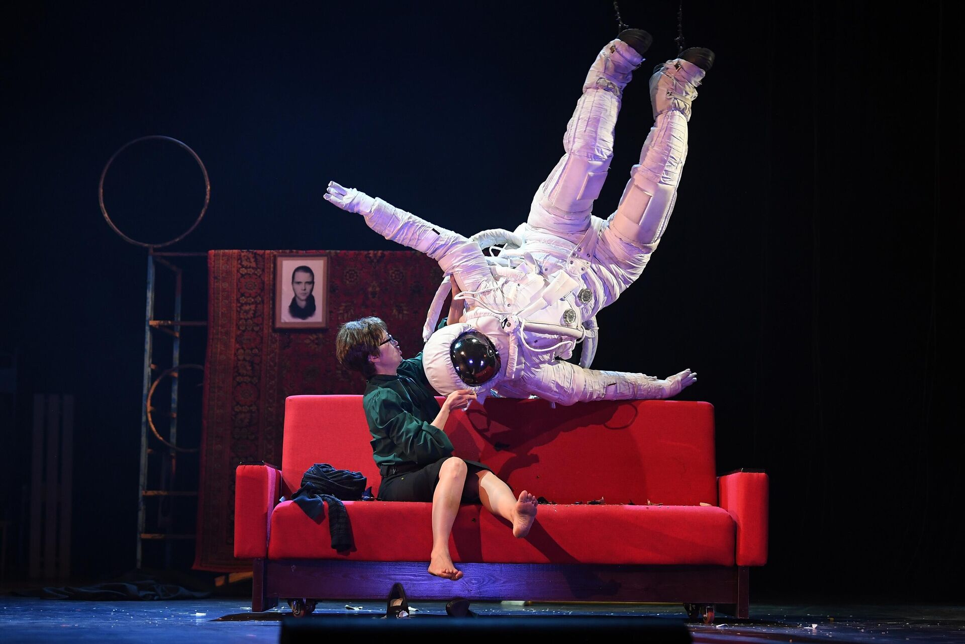 Актриса Виктория Исакова в роли Татьяны Викторовны Гизатуллиной в сцене из спектакля Космос в постановке режиссера Игоря Теплова в театре имени Пушкина в Москве - РИА Новости, 1920, 06.11.2025