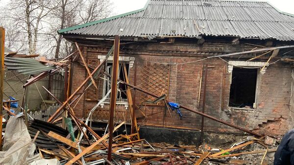 Поврежденный дом в результате обстрела Центрально-Городского района Горловки украинскими войсками