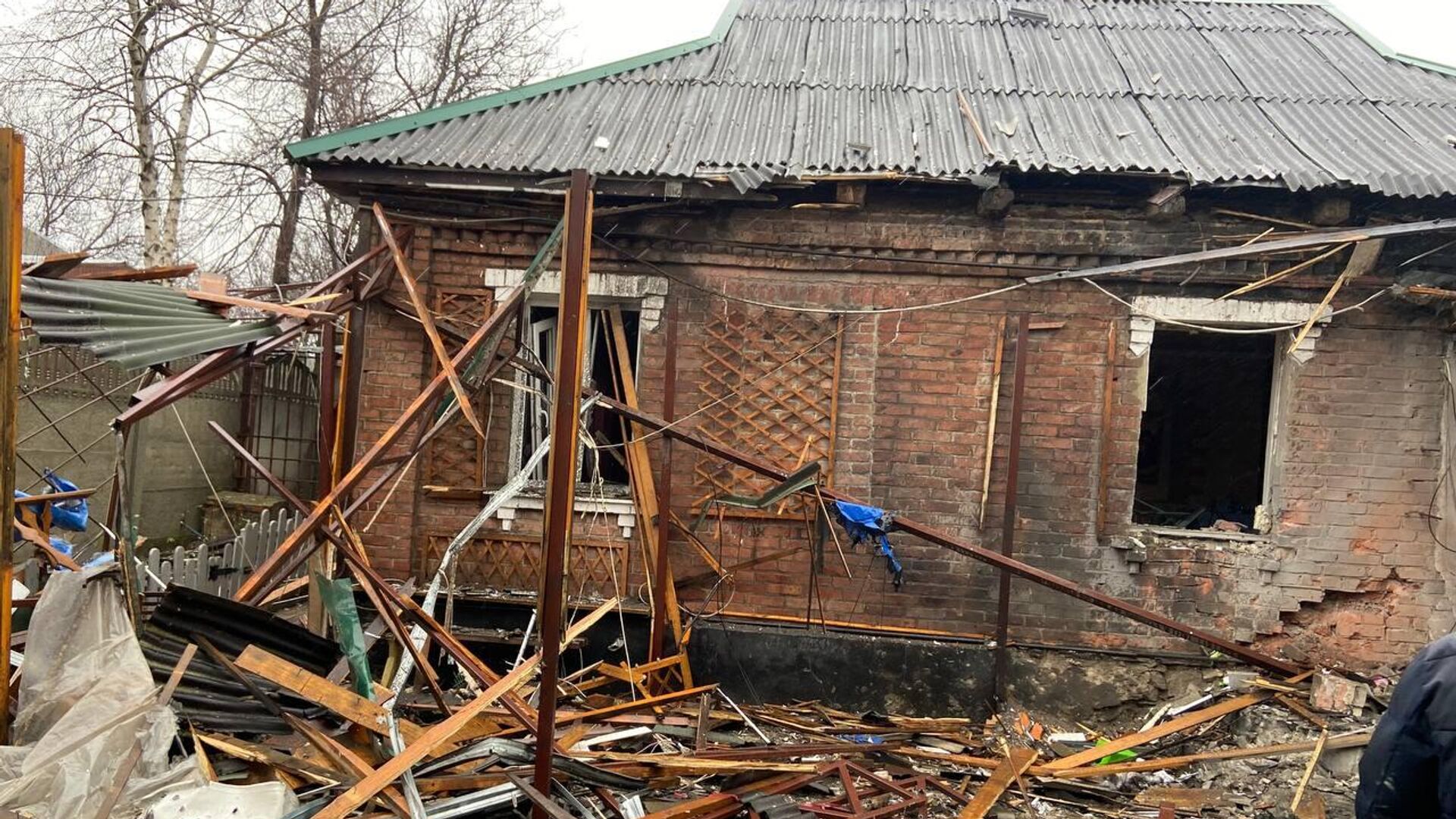 В Горловке школу и два дома повредило при обстреле ВСУ - РИА Новости,  29.11.2023