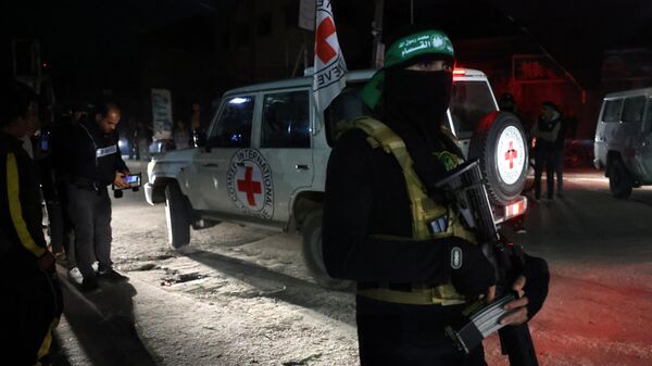 Боец ХАМАС и автомобиль Красного Креста во время передачи заложников в Рафахе