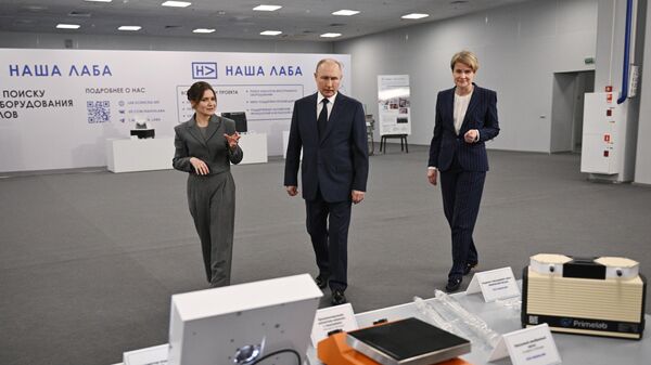 Президент РФ Владимир Путин осматривает выставку на площадке проведения Конгресса молодых ученых в Парке науки и искусства Сириус