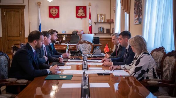 Правительство Смоленской области и делегация компании Росагролизинг во время встречи