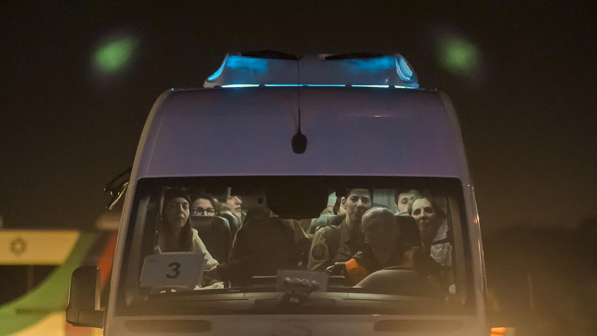 Автобус с израильскими заложниками, освобожденными ХАМАСом, и израильскими военными во время прибытия в медицинский центр Шиба в Рамат-Гане в Израиле. 30 ноября 2023 - РИА Новости, 1920, 30.11.2023