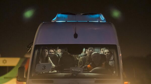 Автобус с израильскими заложниками, освобожденными ХАМАСом, и израильскими военными во время прибытия в медицинский центр Шиба в Рамат-Гане в Израиле. 30 ноября 2023