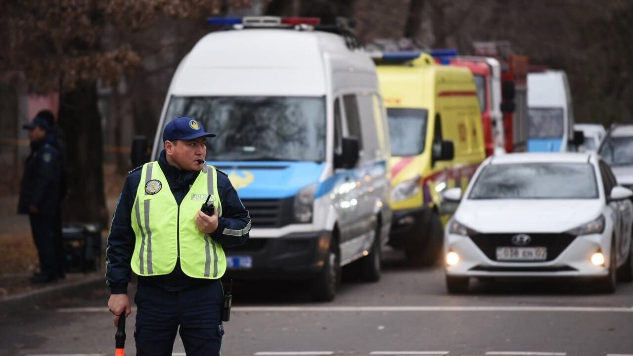 Сотрудник полиции у хостела в Алма-Ате, где произошел пожар - РИА Новости, 1920, 02.12.2023