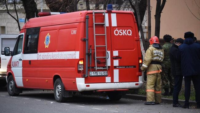 Сотрудники спасательных служб у хостела в Алма-Ате, где произошел пожар