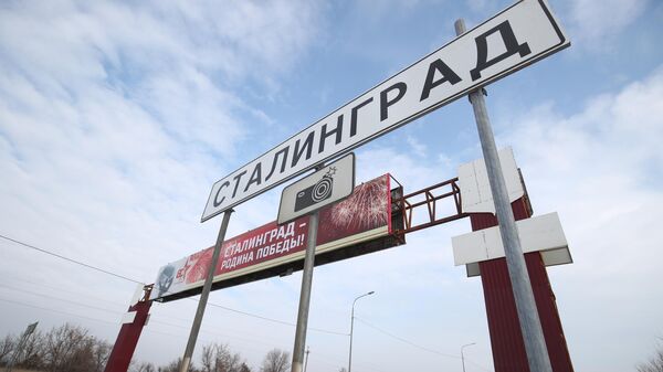 Дорожный знак Сталинград, временно установленный на въезде в город-герой Волгоград
