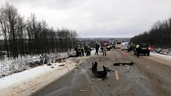 Место происшествия, где при столкновении микроавтобуса Mercedes и автобуса ПАЗ погибли два человека в Липецкой области. 30 ноября 2023