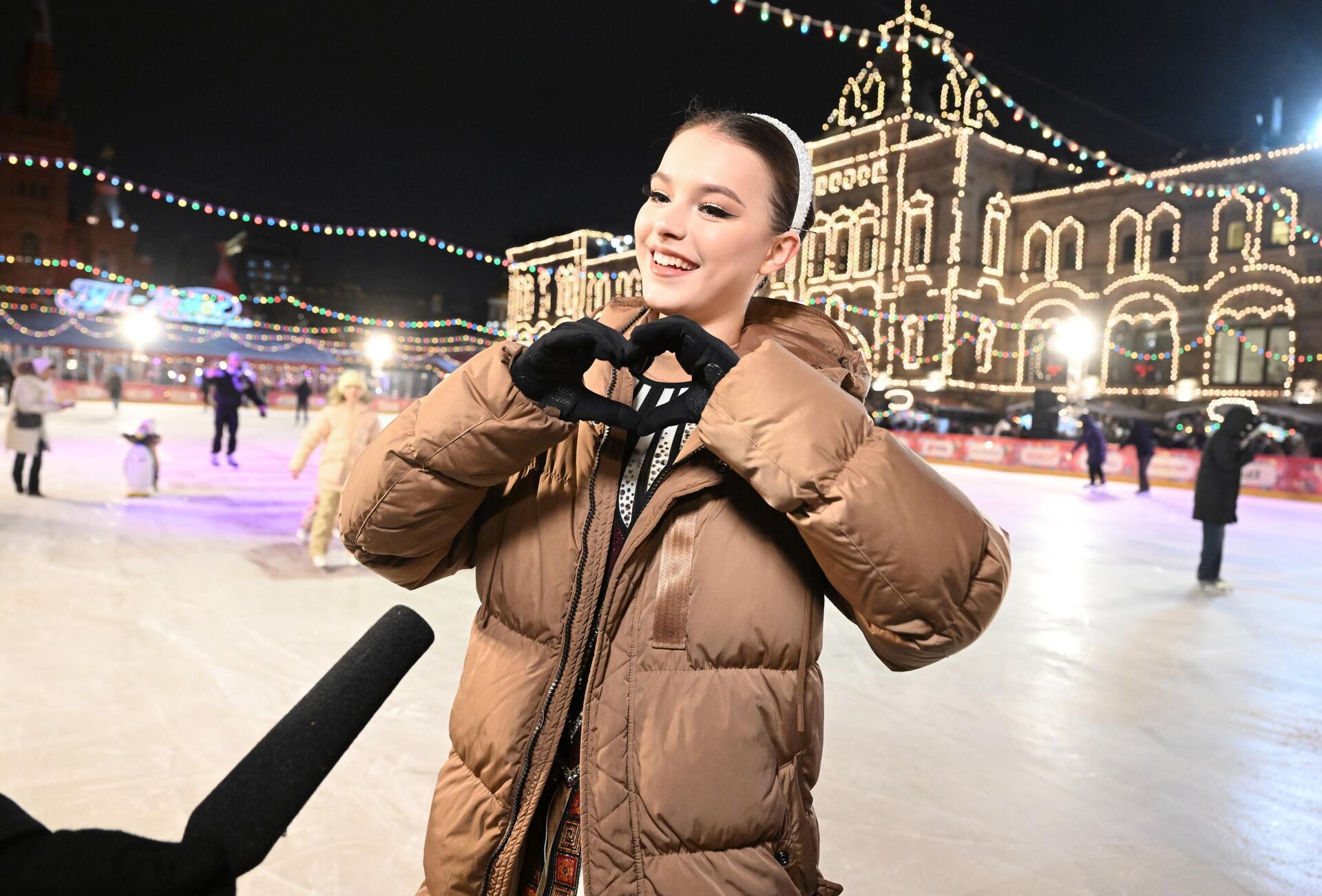 Фигуристка Анна Щербакова на открытии ГУМ-катка на Красной площади в Москве - РИА Новости, 1920, 14.06.2024