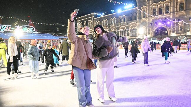 Посетители на открытии ГУМ-Катка на Красной площади в Москве