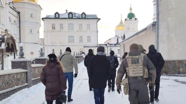 Сотрудники СБУ в Свято-Успенской Почаевской Лавре УПЦ