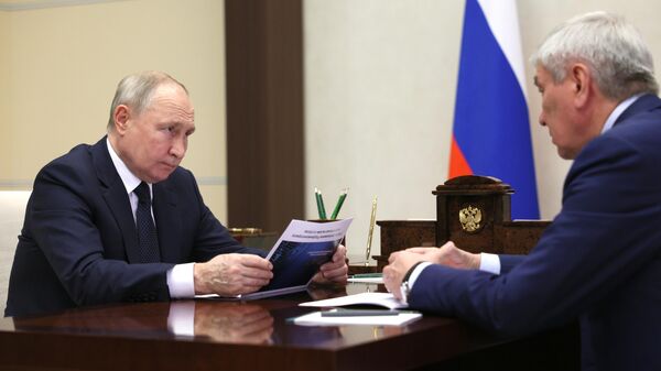 Президент РФ Владимир Путин и директор Росфинмониторинга Юрий Чиханчин во время встречи. 30 ноября 2023