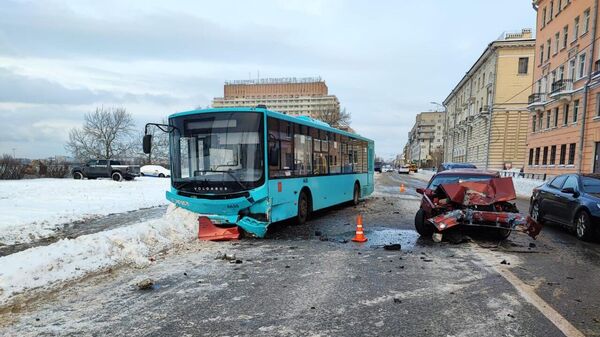 Место происшествия, где в ДТП с автобусом пострадали два человека в Петербурге