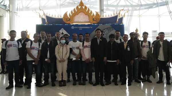 Тайские граждане, освобожденные после полуторамесячного нахождения в заложниках у движения ХАМАС в секторе Газа в международном аэропорту в Таиланде. 30 ноября 2023