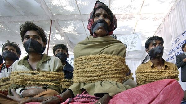 Индийские активисты Целевого фонда Организации Объединенных Наций по современным формам рабства во время акции в рамках Международного дня отмены рабства в Нью-Дели