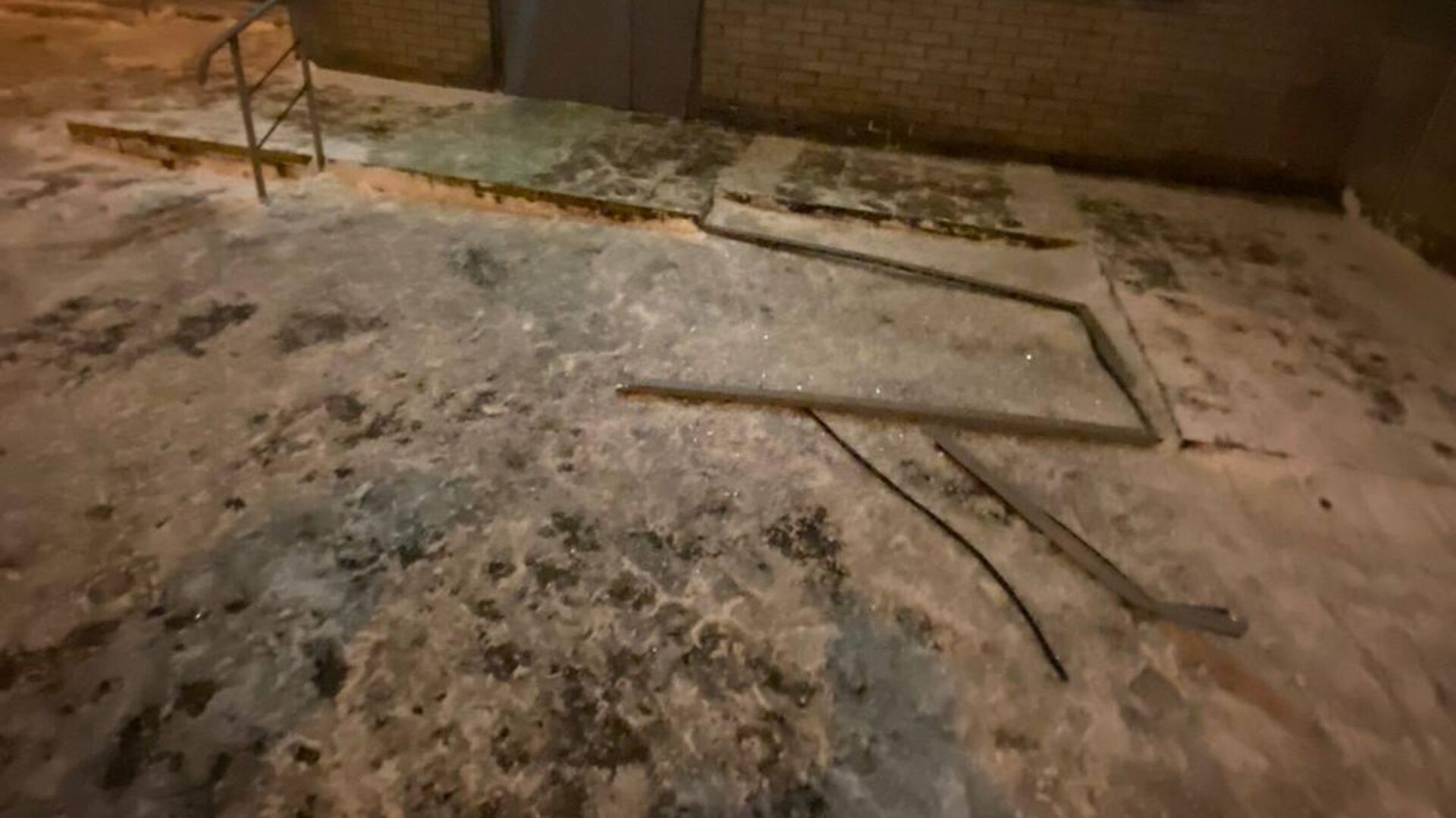 Место происшествия, где часть остекления окна квартиры упала на женщину с ребенком в Москве - РИА Новости, 1920, 30.11.2023