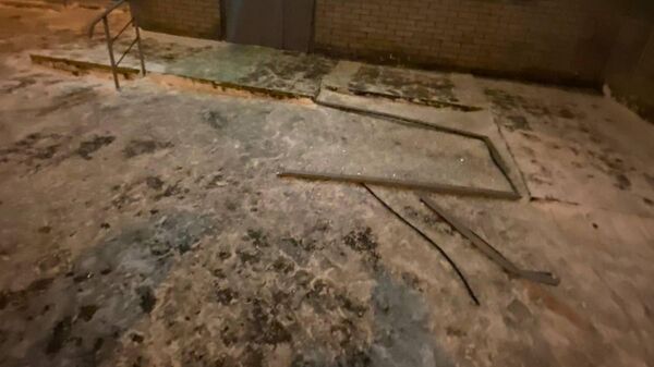 Место происшествия, где часть остекления окна квартиры упала на женщину с ребенком в Москве