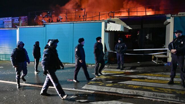 Сотрудники полиции на месте пожара вещевого рынка Темерник в Ростове-на-Дону. 1 декабря 2023