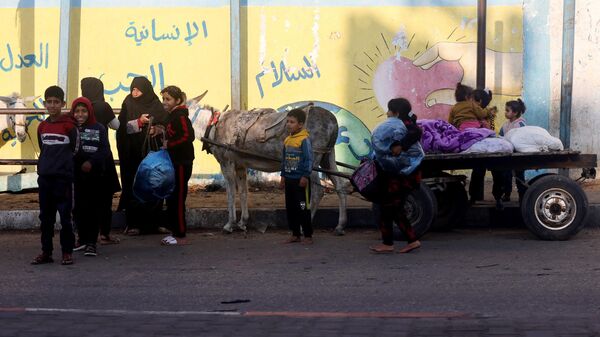 Палестинские семьи покидают свои дома на юге сектора Газа после израильских авиаударов
