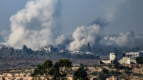 Дым на территории сектора Газа после возобновления боевых действия. 1 декабря 2023