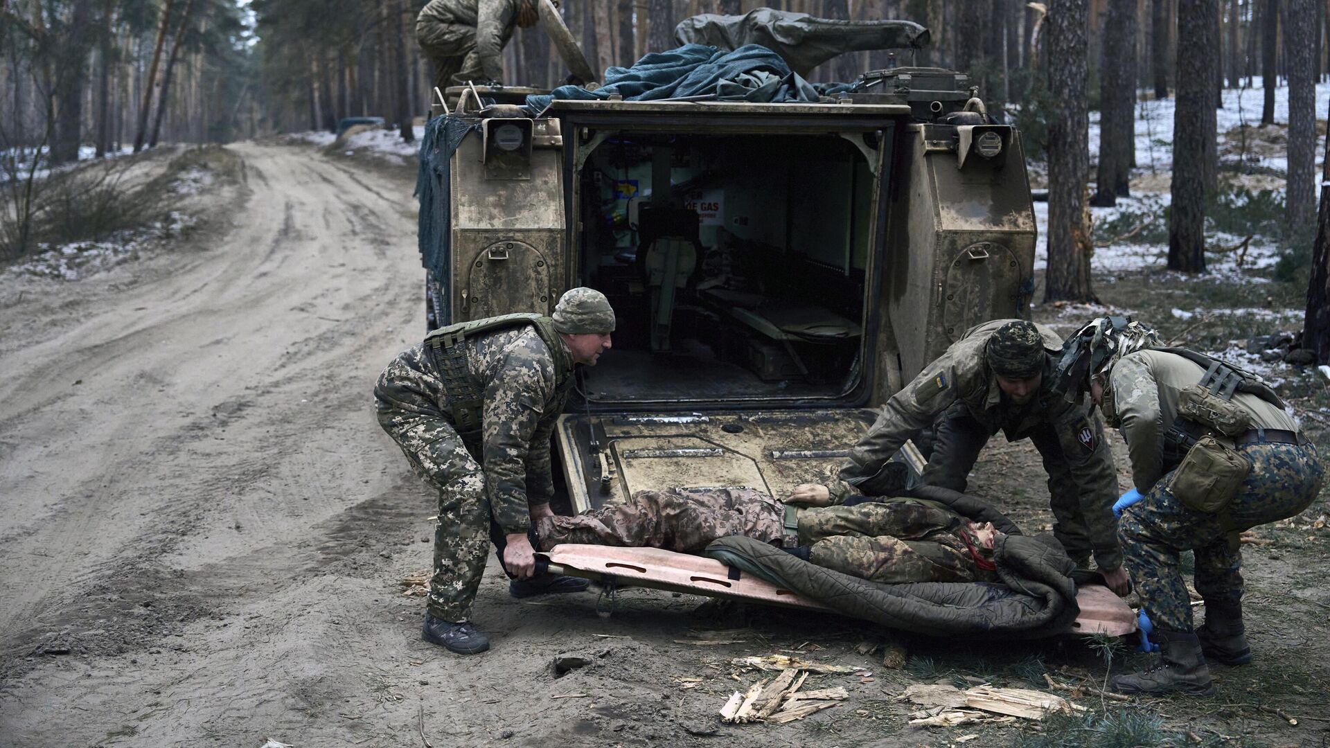 Украинские военные эвакуируют раненого0