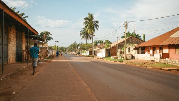 Мужчина идет по пустой улице в Гвинее-Бисау. 1 декабря 2023