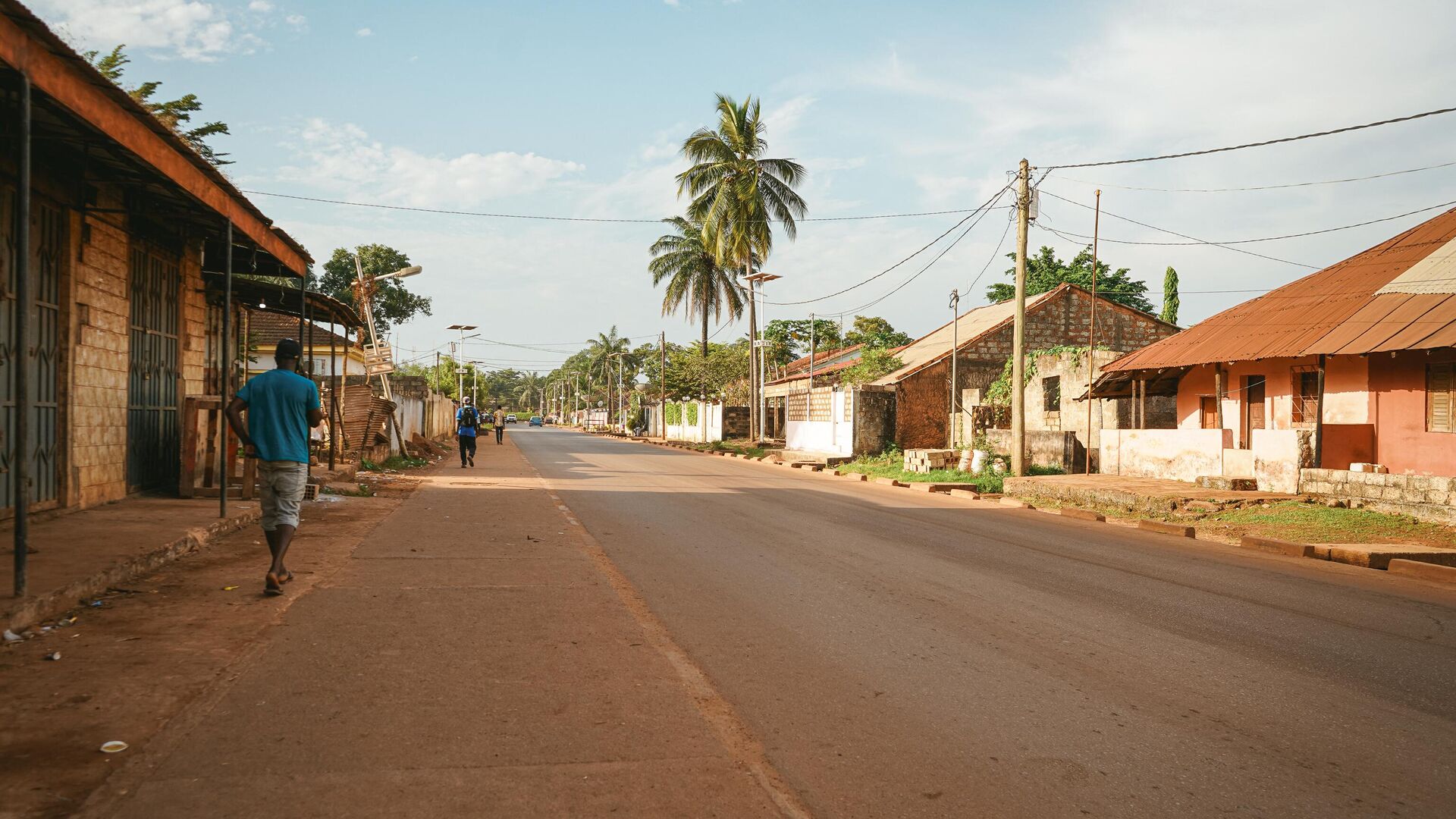Мужчина идет по пустой улице в Гвинее-Бисау. 1 декабря 2023 - РИА Новости, 1920, 01.12.2023