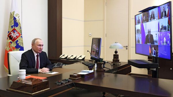 Президент РФ Владимир Путин в режиме видеоконференции проводит совещание с постоянными членами Совета безопасности РФ. Архивное фото
