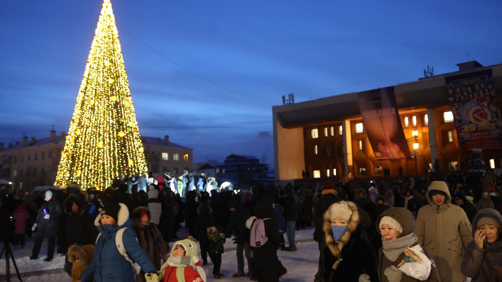 В Якутии зажгли первую в стране новогоднюю елку - РИА Новости, 01.12.2023