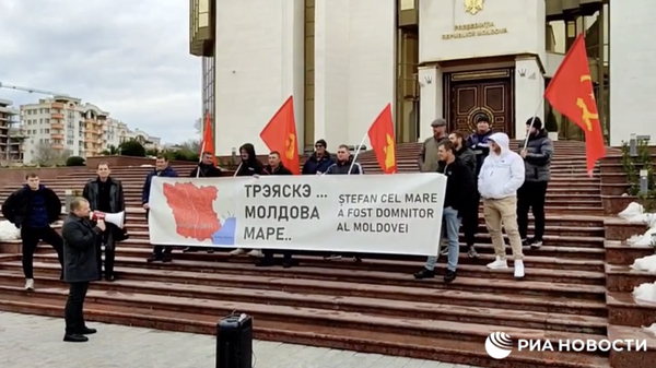 Представители общественного движения Гайдуки проводят пикет у здания президентского дворца в Кишиневе