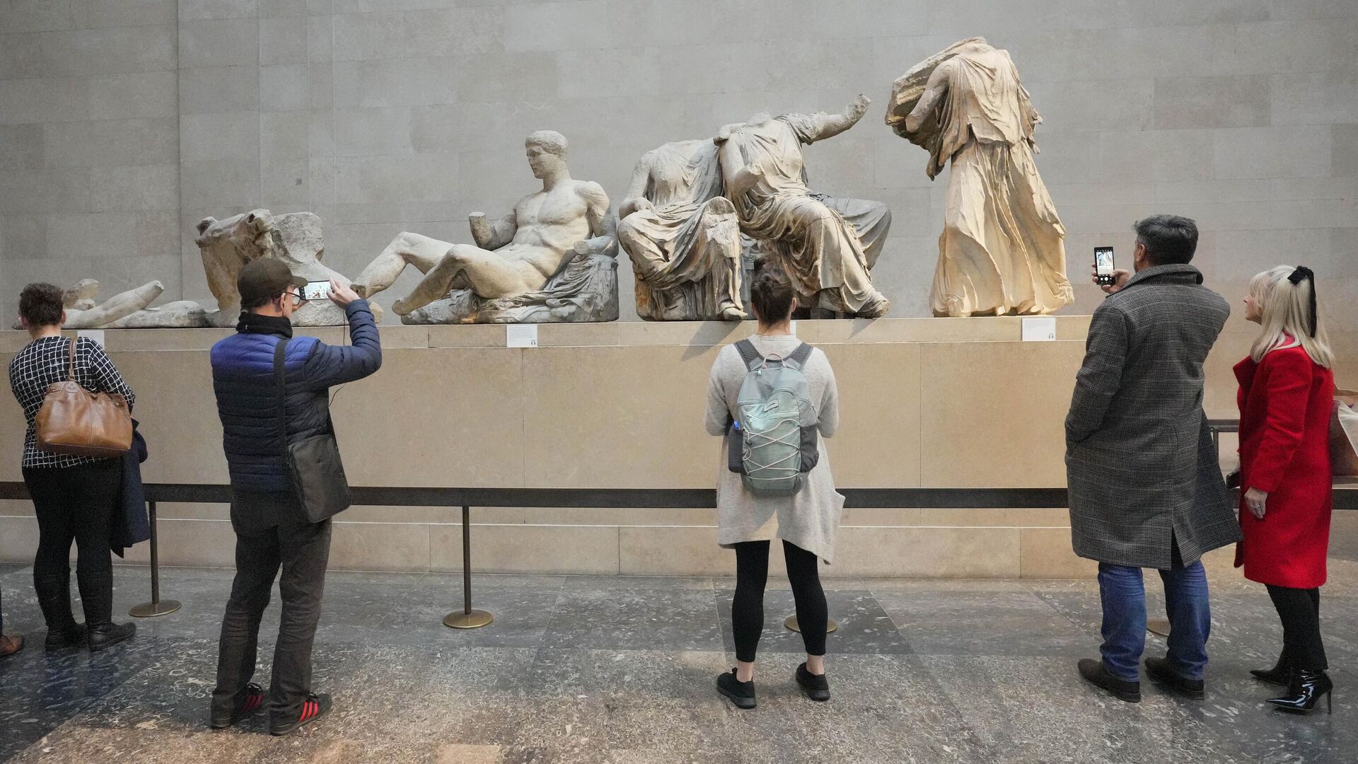 Посетители перед мраморными скульптурами Парфенона в Британском музее в Лондоне - РИА Новости, 1920, 02.12.2023