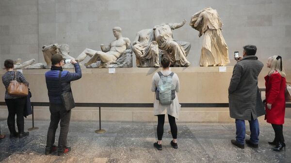 Посетители перед мраморными скульптурами Парфенона в Британском музее в Лондоне