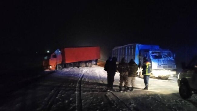 Место происшествия, где в ДТП с грузовиками пострадали три человека под Саратовом