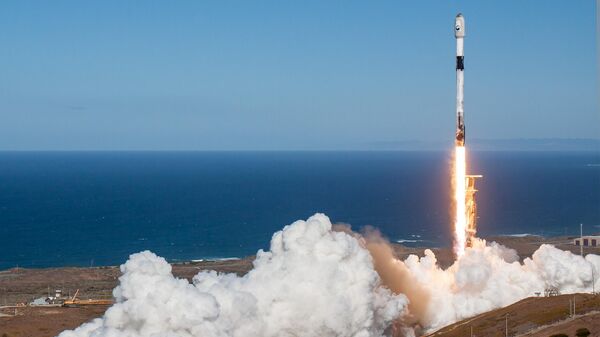 Ракета-носитель Falcon 9 с 25 космическими аппаратами стартовала в США