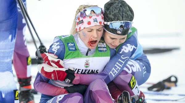 Американские лыжницы Джесси Диггинс (слева) и София Локли