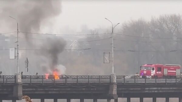 Машина загорелась посередине моста по бульвару Шевченко в Донецке