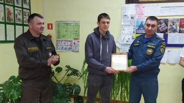 Награждение студента промышленно-технологического колледжа Анатолия Лукошкина за спасение при пожаре пожилого мужчины