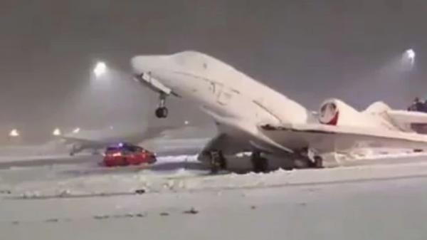 Самолет авиакомпании Bairline опрокинулся на заднюю часть фюзеляжа в мюнхенском аэропорту 
