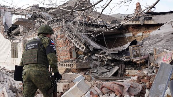 Сотрудник следственного комитета России фиксирует последствия на месте обстрела украинскими войсками 