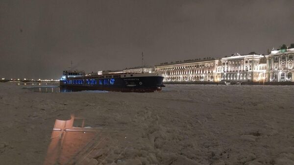 Сухогруз Пола Калисто, застрявший из-за ледовых условий на Неве в Санкт-Петербурге