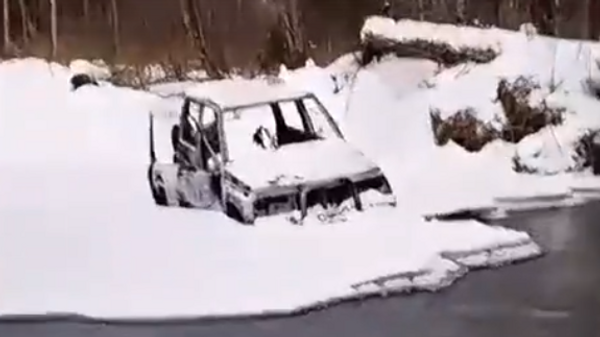 Сгоревший автомобиль в лесу в Приморье