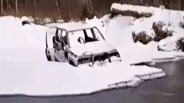 Сгоревший автомобиль в лесу в Приморье