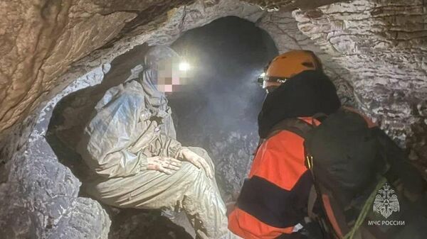 Спасатели эвакуировали женщину из Навалишенской пещеры в Сочи