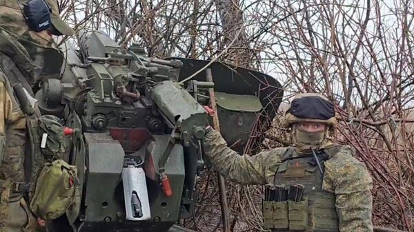 Продвижение российской пехоты при поддержке артиллеристов ЮВО