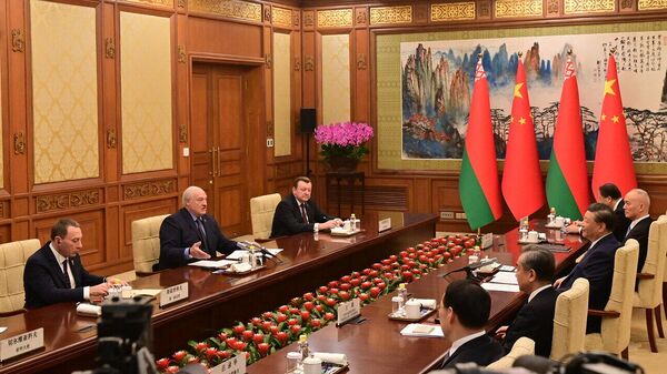 Президент Белоруссии Александр Лукашенко и председатель КНР Си Цзиньпин во время встречи 