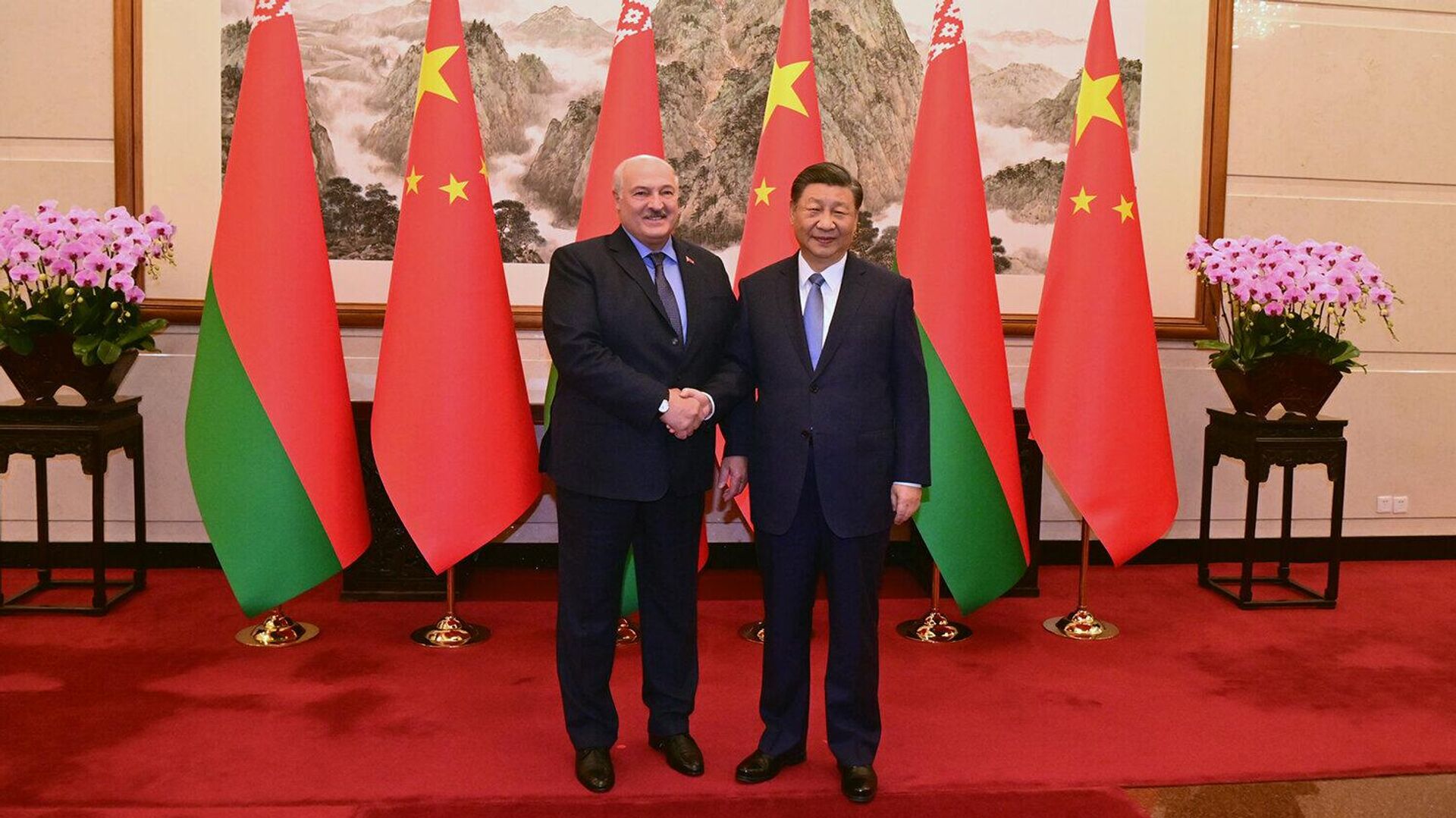 Президент Белоруссии Александр Лукашенко и председатель КНР Си Цзиньпин во время встречи в Пекине - РИА Новости, 1920, 04.12.2023