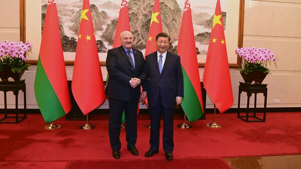 Президент Белоруссии Александр Лукашенко и председатель КНР Си Цзиньпин во время встречи в Пекине