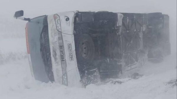 Автобус с пассажирами, съехавший в кювет, в результате бокового ветра на юге Красноярского края. 4 декабря 2023 года
