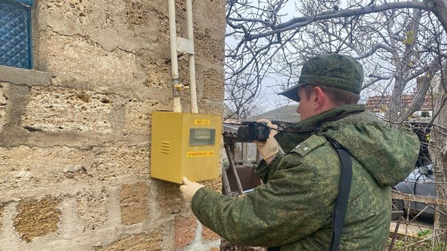 Сотрудник СК на месте гибели в следствие отравления угарным газом семьи в Симферополе. 4 декабря 2023