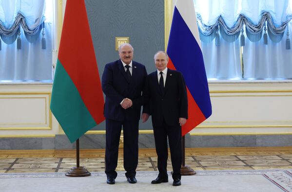 Президент РФ Владимир Путин и президент Республики Беларусь Александр Лукашенко перед началом заседания Высшего государственного совета (ВГС) Союзного государства в Москве